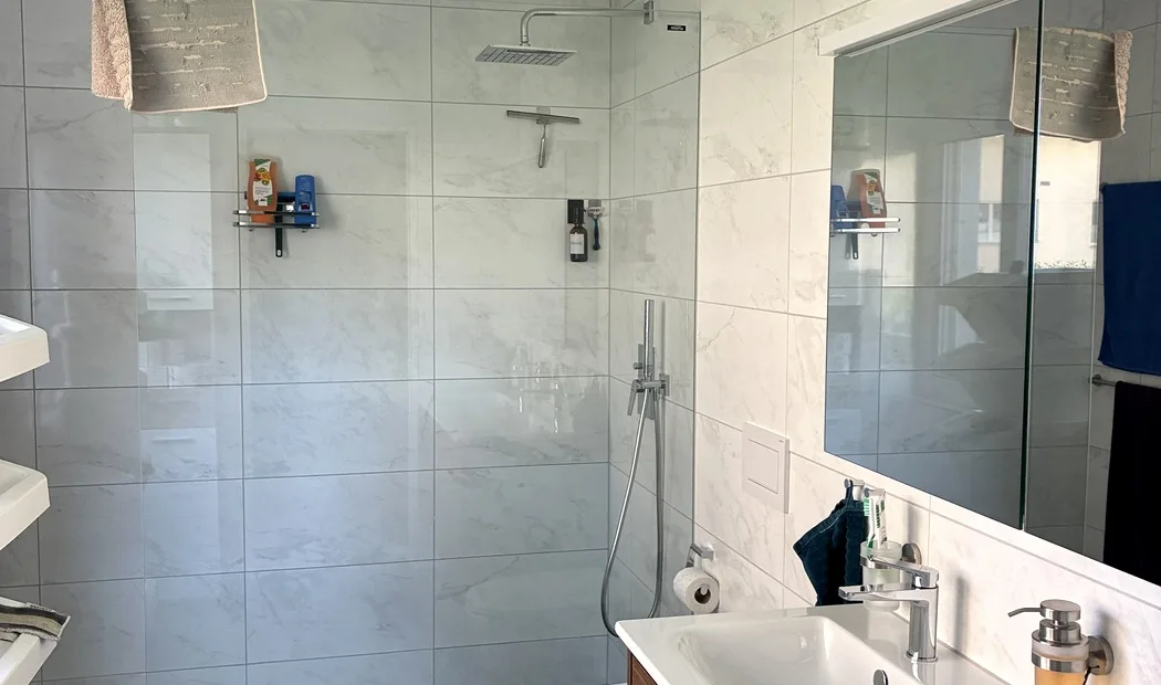Grosses Badezimmer mit bodenebener Dusche