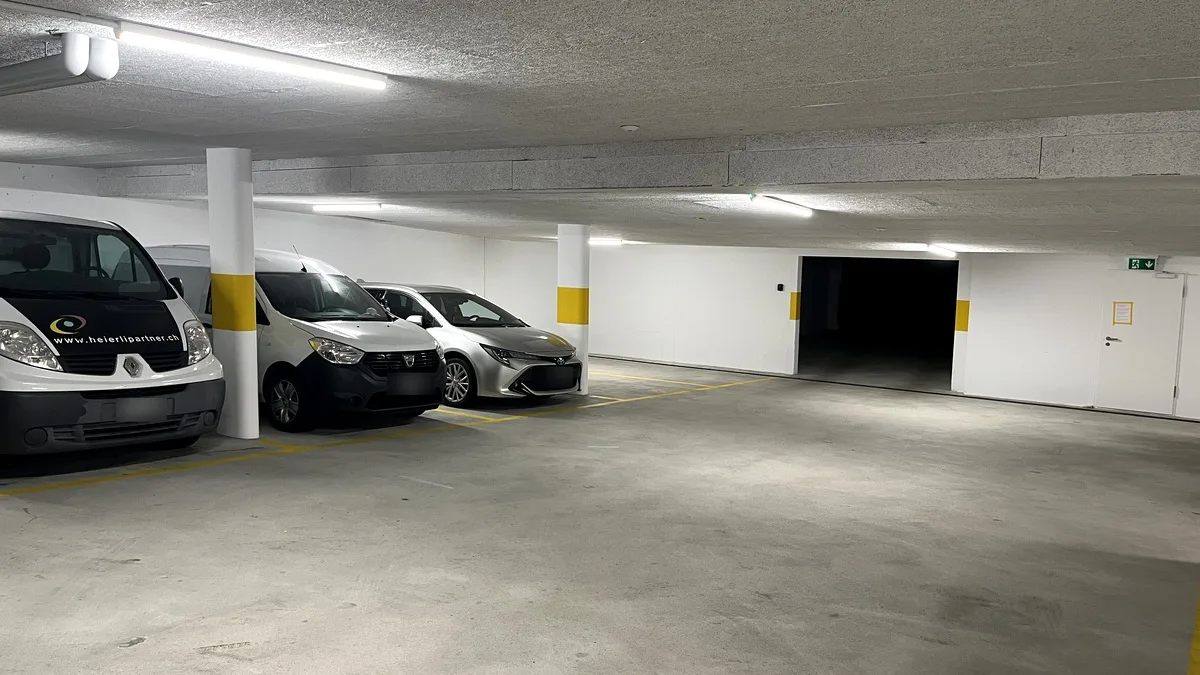 Einstellhalle mit zugehörigen Tiefgaragenplätzen