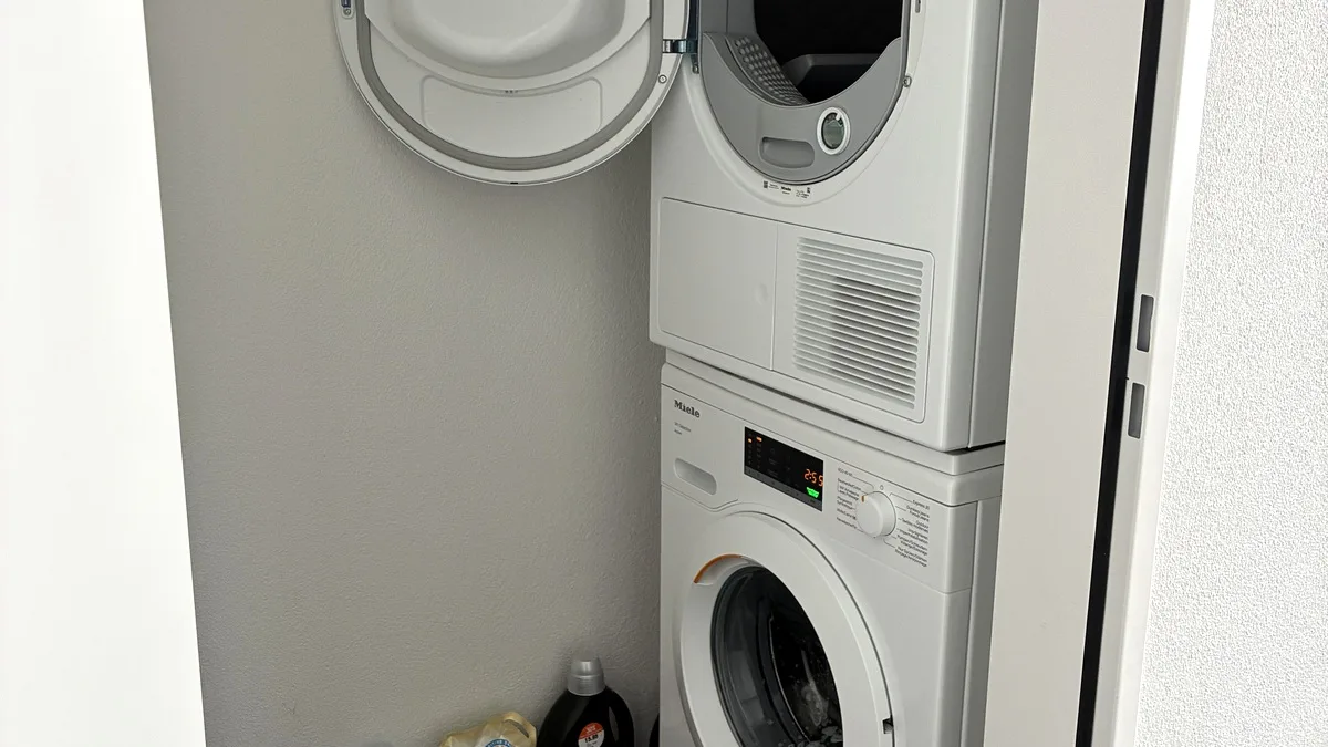 Reduit mit Waschmaschine und Tumbler